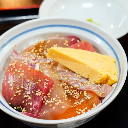 【三浦】料理人・松原和治さんの秘伝の
タレが旨さの秘密「さかな料理まつばら」の海鮮丼